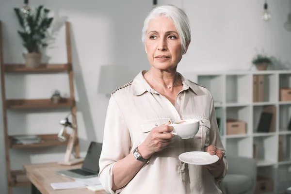 Geschäftsfrau mit Kaffee im Büro — Stock Photo