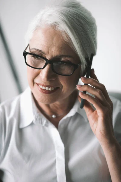 Mulher falando ao telefone — Fotografia de Stock