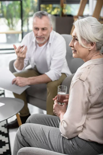 Colegas seniores conversam no escritório — Fotografia de Stock