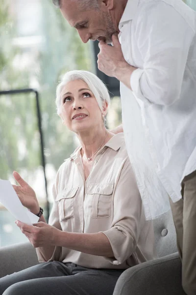 Seniorenkollegen unterhalten sich im Büro — Stockfoto