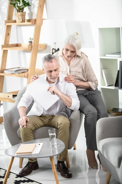 Conversations entre collègues seniors au bureau — Photo de stock