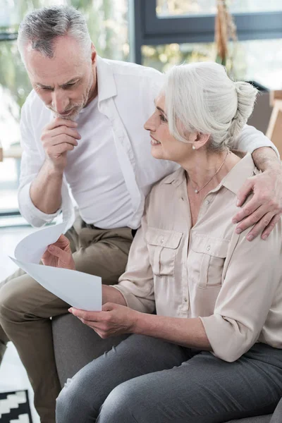 Senior colleagues converse at office — Stock Photo