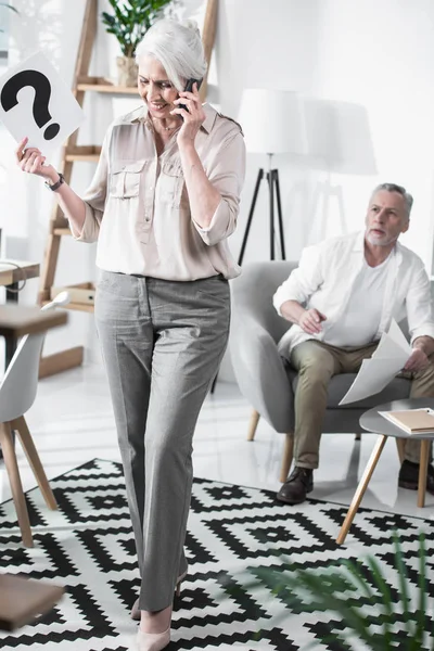 Mulher de negócios falando ao telefone — Fotografia de Stock