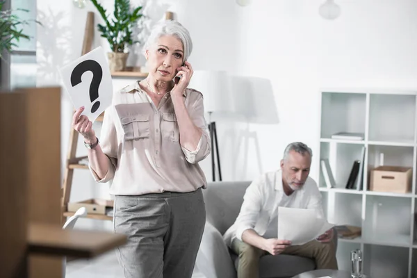 Business woman talking on phone — Stock Photo