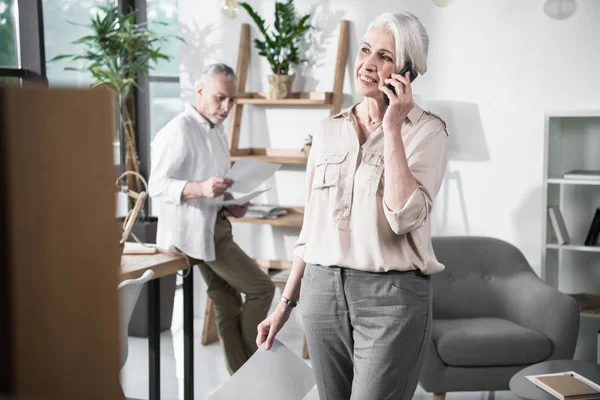 Donna d'affari che parla al telefono — Foto stock