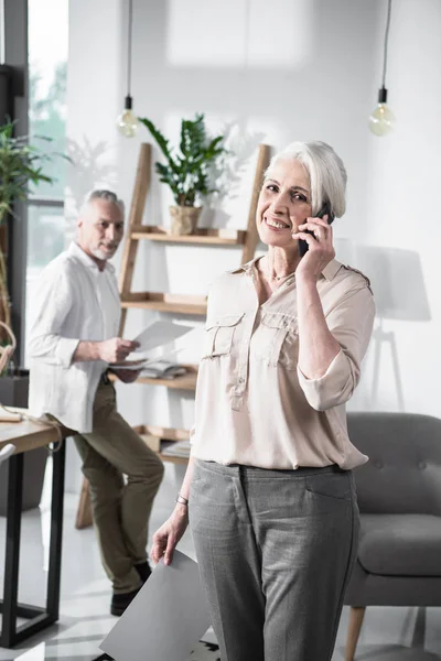 Mujer de negocios hablando por teléfono - foto de stock