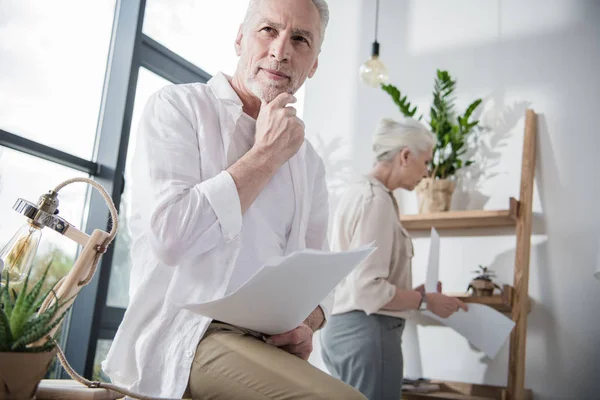 Pensativo hombre de negocios senior - foto de stock