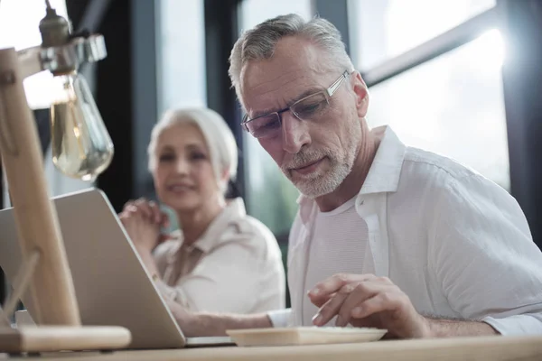 Colleghi d'affari che lavorano in ufficio — Foto stock