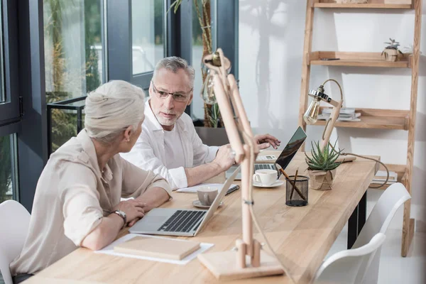 Business colleagues working at office — Stock Photo