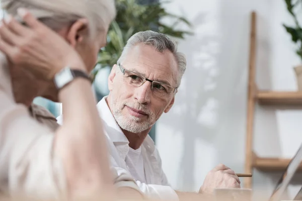 Conversations entre collègues seniors au bureau — Photo de stock