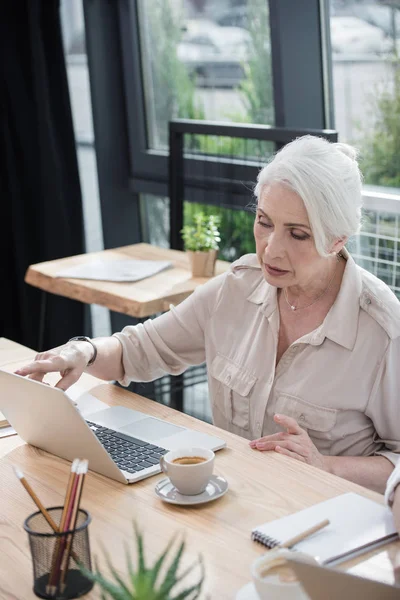 Donna d'affari che lavora su laptop — Foto stock