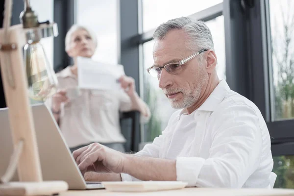 Senior businessman working on laptop — Stock Photo