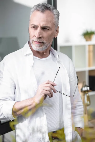Uomo d'affari vicino a finestra a ufficio — Foto stock
