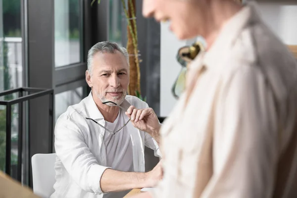 Senior-Geschäftsmann schaut Kollegin an — Stockfoto