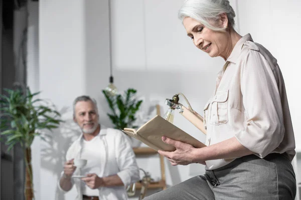 Business colleagues at office — Stock Photo