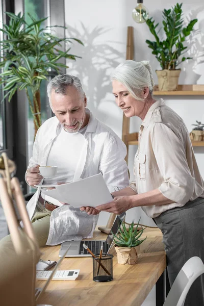 Seniorenkollegen unterhalten sich im Büro — Stockfoto