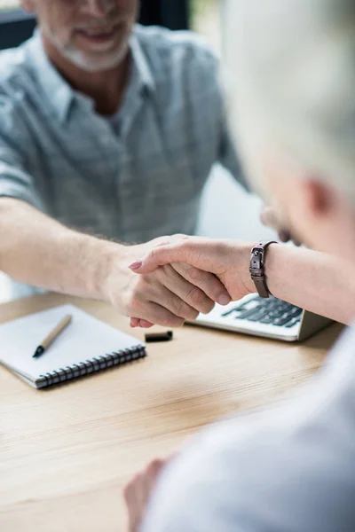 Partenaires commerciaux Se serrer la main — Photo de stock