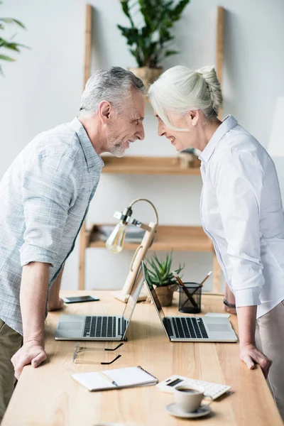 Business people standing head to head — Stock Photo