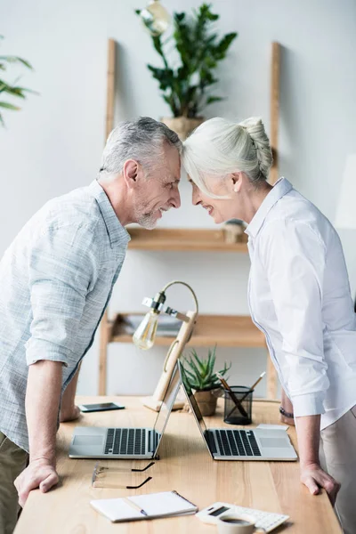 Business people standing head to head — Stock Photo