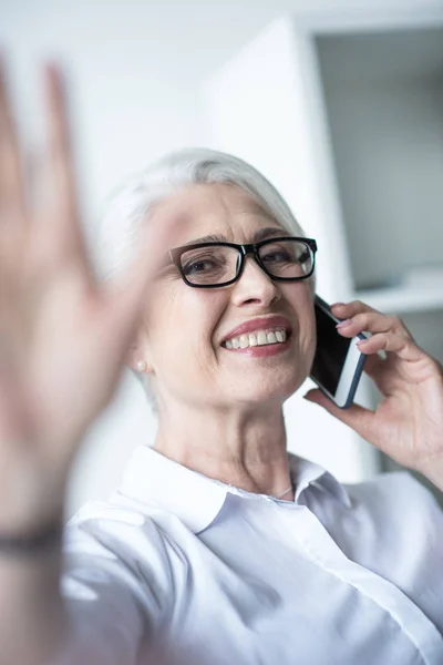 Femme parlant au téléphone — Photo de stock