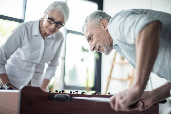 Colleghi che giocano a biliardino — Foto stock