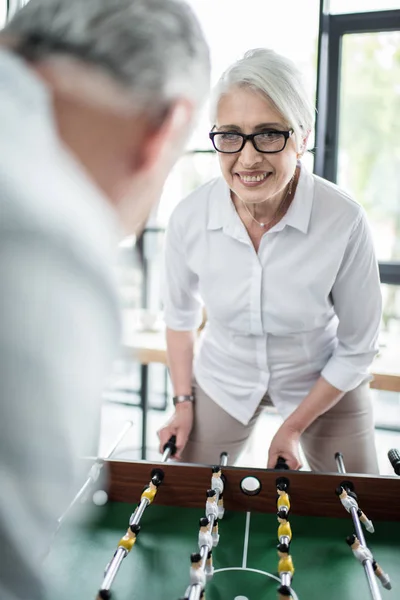 Kollegen spielen Tischkicker — Stockfoto