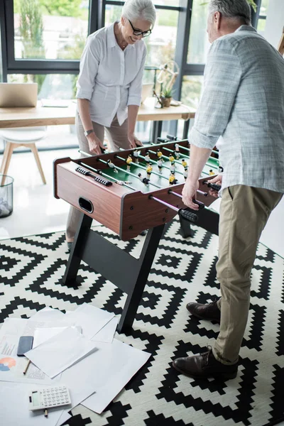 Kollegen spielen Tischkicker — Stockfoto