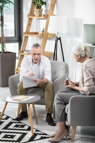 Seniorenkollegen unterhalten sich im Büro — Stockfoto