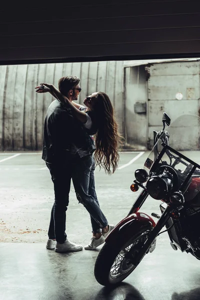 Jeune couple avec moto — Photo de stock