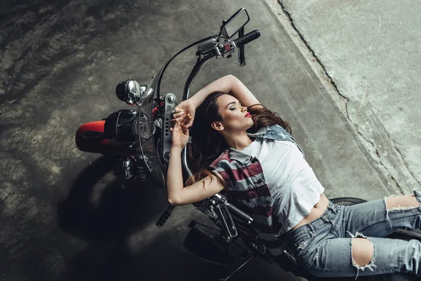 Jeune femme avec moto — Photo de stock