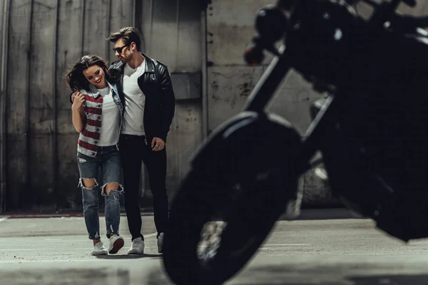 Pareja joven con motocicleta - foto de stock