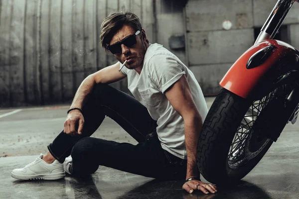 Homem elegante com moto — Fotografia de Stock