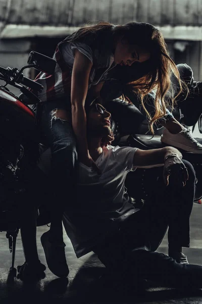 Jeune couple avec moto — Photo de stock