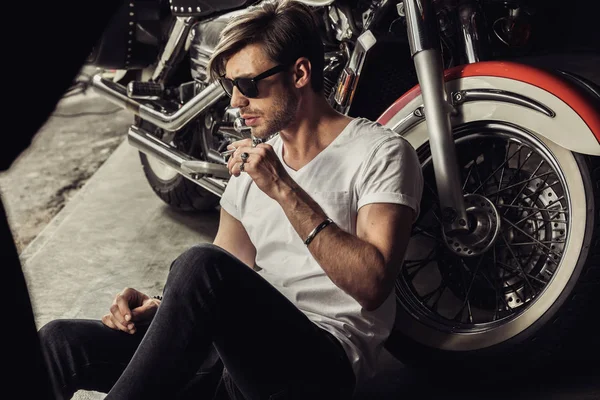 Homem elegante com moto — Fotografia de Stock