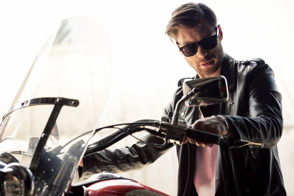 Homme élégant avec moto — Photo de stock