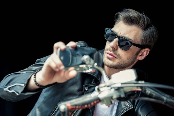 Homme élégant avec moto — Photo de stock