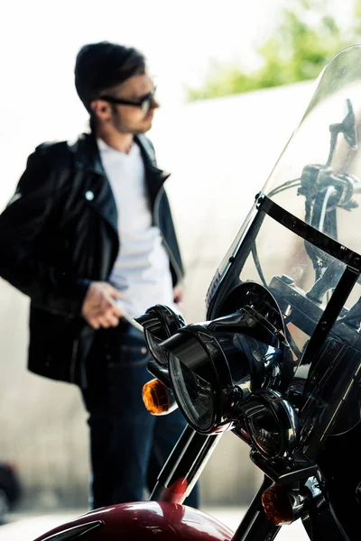 Stilvoller Mann mit Motorrad — Stockfoto