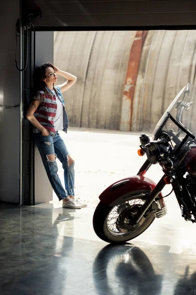 Jeune femme avec moto — Photo de stock