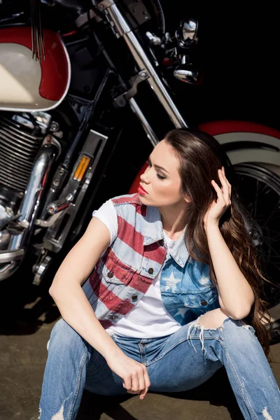 Jeune femme avec moto — Photo de stock