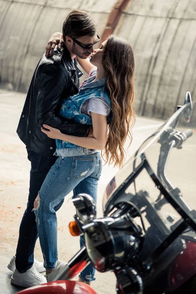 Jeune couple avec moto — Photo de stock