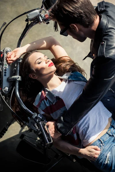 Jeune couple avec moto — Photo de stock