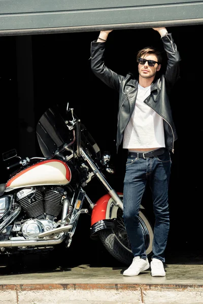 Hombre con estilo con moto - foto de stock