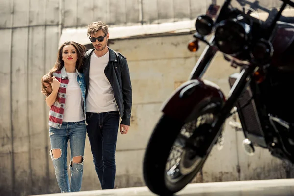 Pareja joven con motocicleta - foto de stock