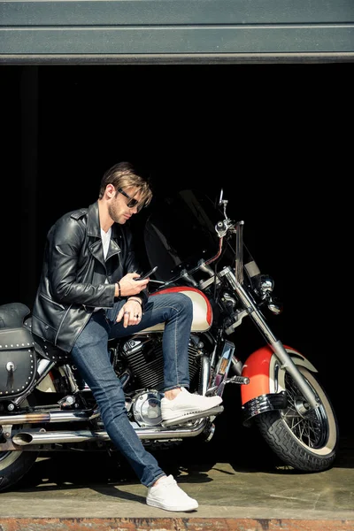 Стильний чоловік з мотоциклом — Stock Photo