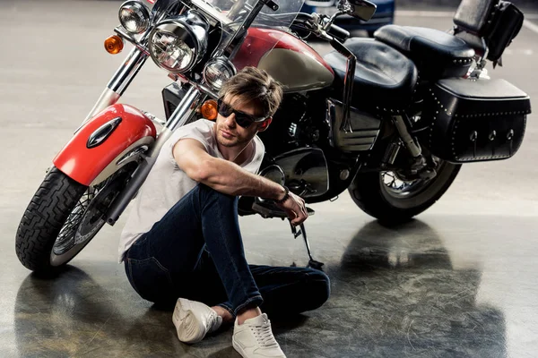 Homme élégant avec moto — Photo de stock