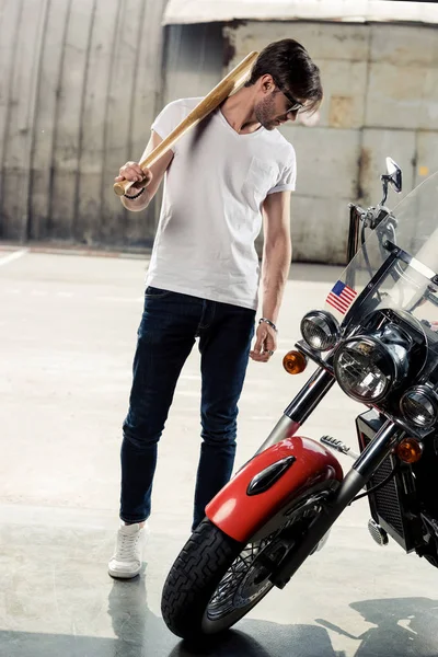 Homme élégant avec moto — Photo de stock