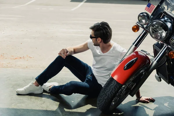 Hombre con estilo con moto - foto de stock