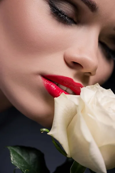 Dame riecht Rose mit geschlossenen Augen — Stockfoto