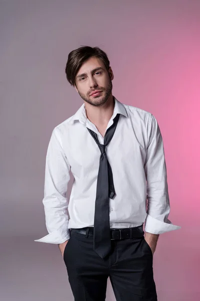 Молодий стильний чоловік у формальному одязі — стокове фото