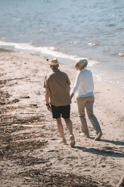 Couple sénior marche sur la plage — Photo de stock